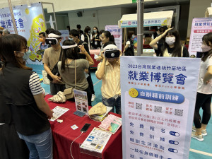 民眾在就業博覽會透過VR360影片，了解職訓課程內容。