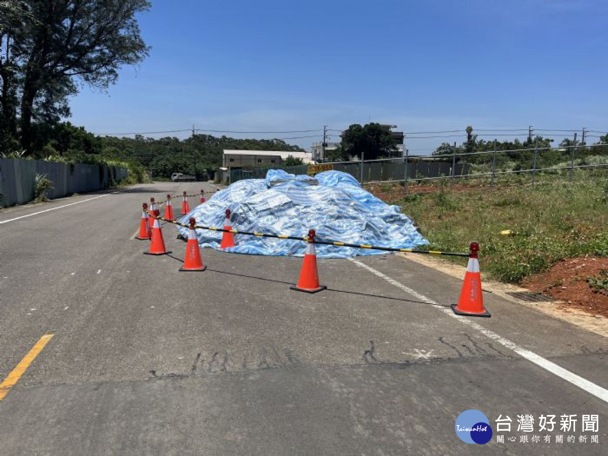 恐使用路人發生車禍危害用路人安全，以帆布進行覆蓋並設置警示錐及警示燈。<br />
<br />
