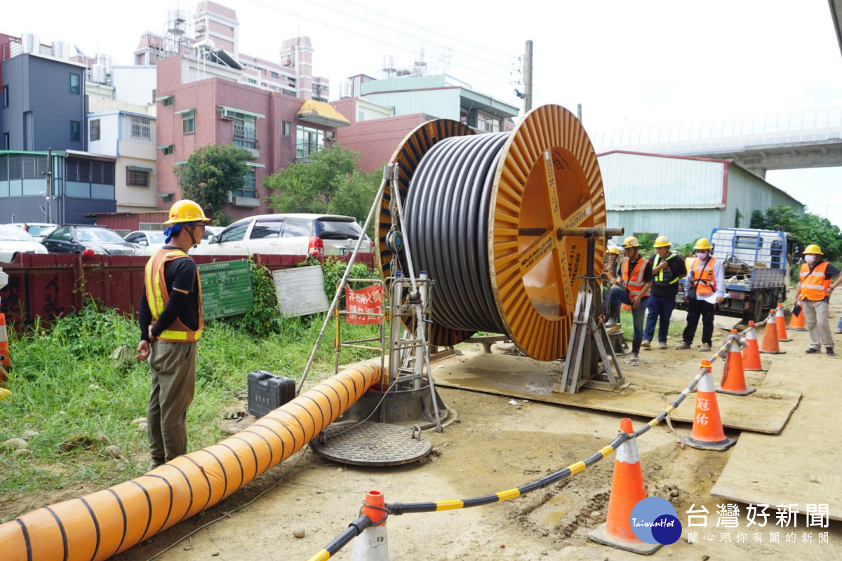 台電正進行特高壓電纜延放作業，下地工程整體進度約63%，超前10%左右。