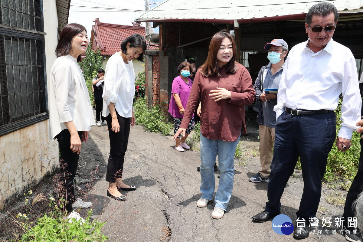 馬立委許縣長簡鎮長等人到草屯多個里會勘。（縣府提供）