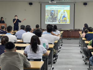 斗六警分局在雲林科技工業區服務中心向移工宣導交通安全等觀念／警方提供