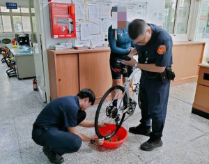 蘆竹分局警察協助外籍女子解決自行車破輪消氣問題。