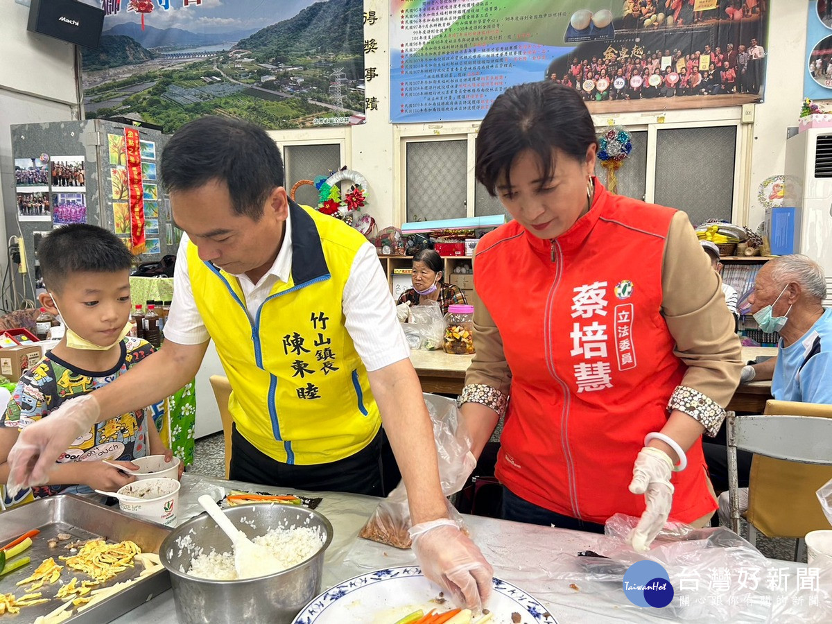 立委蔡培慧與竹山鎮長陳東睦，一同陪伴社區孩童長輩製作在地美食。