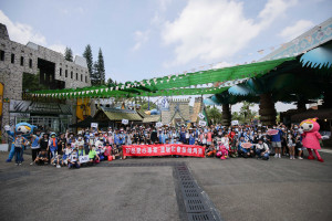 矽品精密志工邀請85位家扶兒、社工同遊劍湖山樂園。