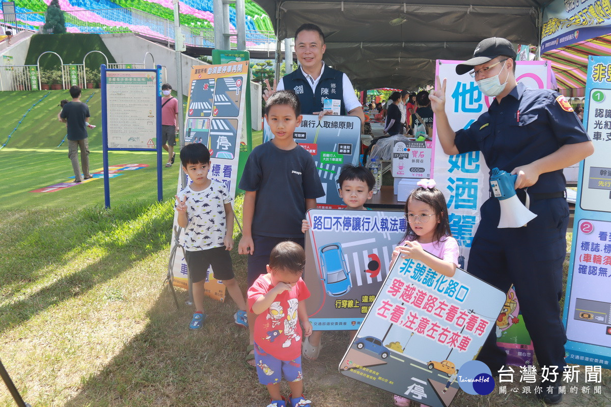 陳鄉長與小朋友為南投警分局宣導交通安全。（記者扶小萍攝）