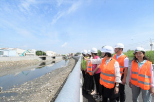 縣長王惠美視察洋仔厝堤岸道路第二標南北岸工程115年6月全線通車。圖／彰化縣政府提供