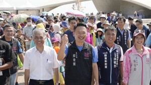 桃園市副市長蘇俊賓出席「海客三鐵，夏日新屋吹海風」活動與貴賓合影。