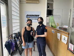 臺中市清水女警協助美籍女外師尋回遺失的手機。