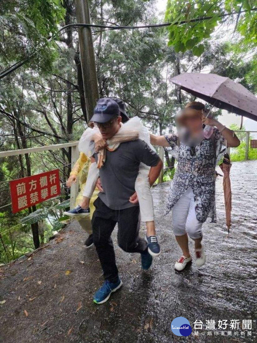 信義警察分局布農族技術教官伊比立即協助將該名婦人背下山送醫。