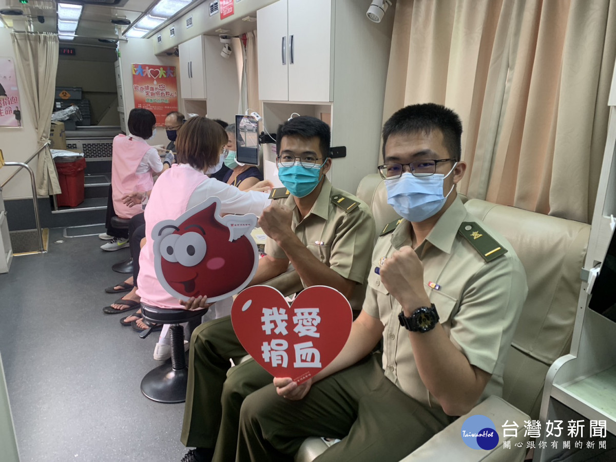 暑假鬧血荒，後憲企業集團18日在台中市舉辦公益捐血活動挽袖捐血助己也救人。曾雪蒨攝
