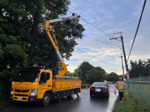 午後雷擊電線垂落路面，龍潭警冒雨交管維護人車安全。