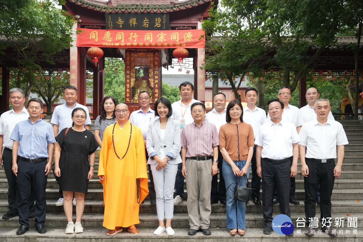 許縣長與多位議員參訪碧岩禪寺。（縣府提供）