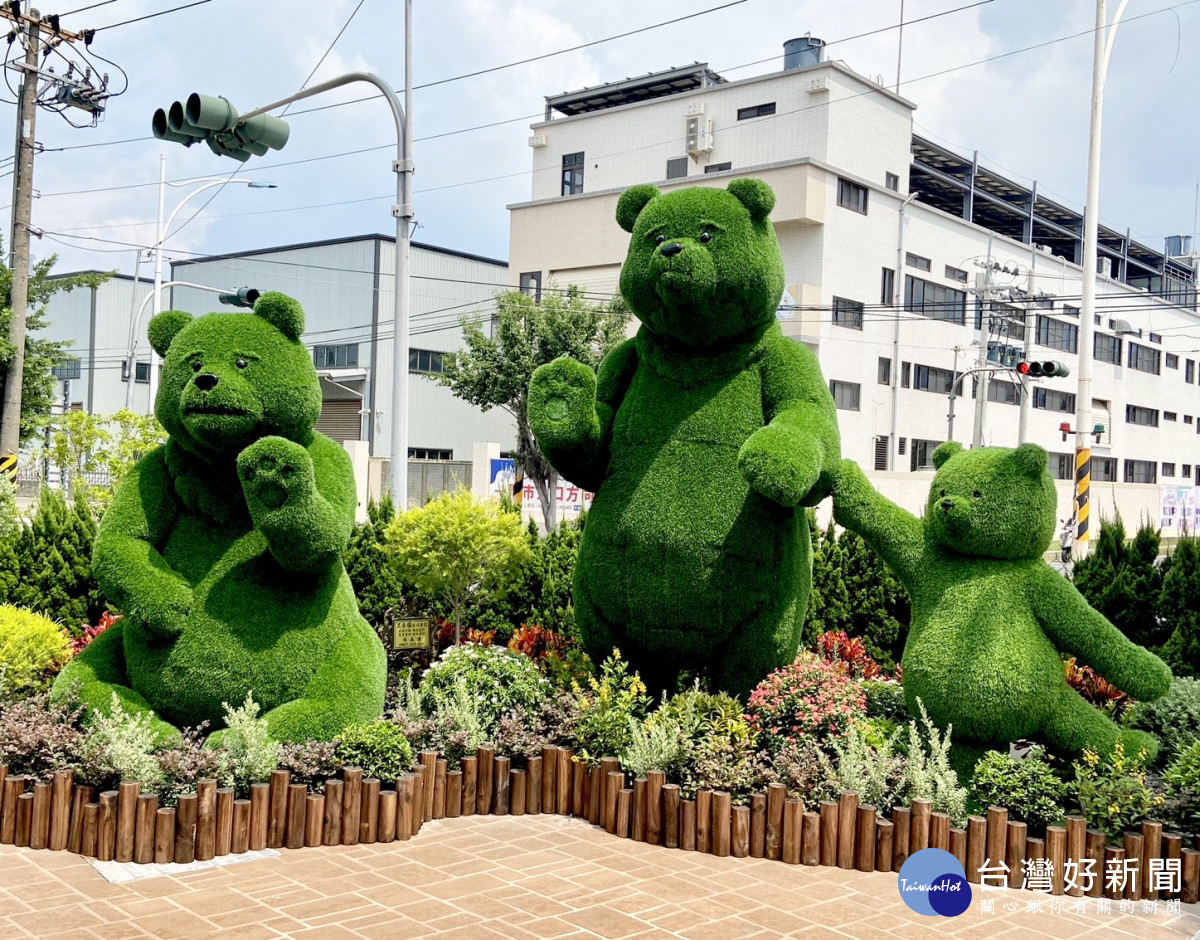 KHTOY玩偶旗艦館大門口設有獨家恐龍造景及超大型親子熊綠化植栽／林詩涵攝影