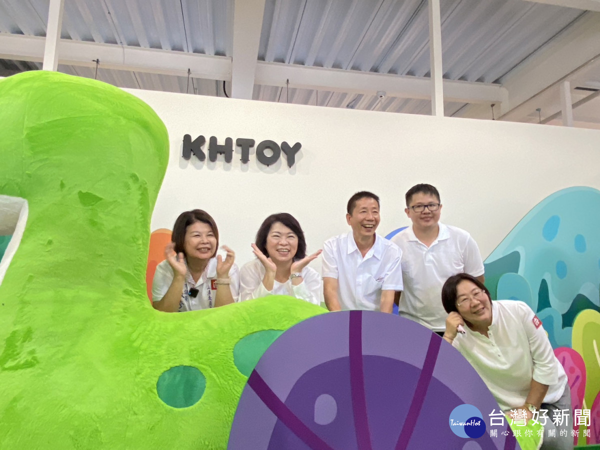 KHTOY玩偶旗艦館大門口設有獨家恐龍造景及超大型親子熊綠化植栽／林詩涵攝影