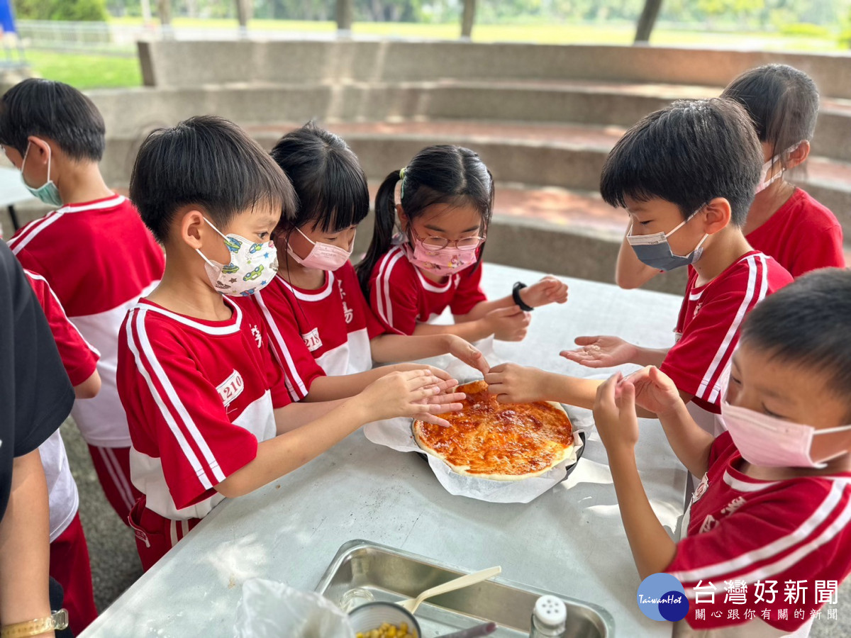 螺陽國小-開始來撒上愛吃的當地食材。圖／記者鄧富珍翻攝