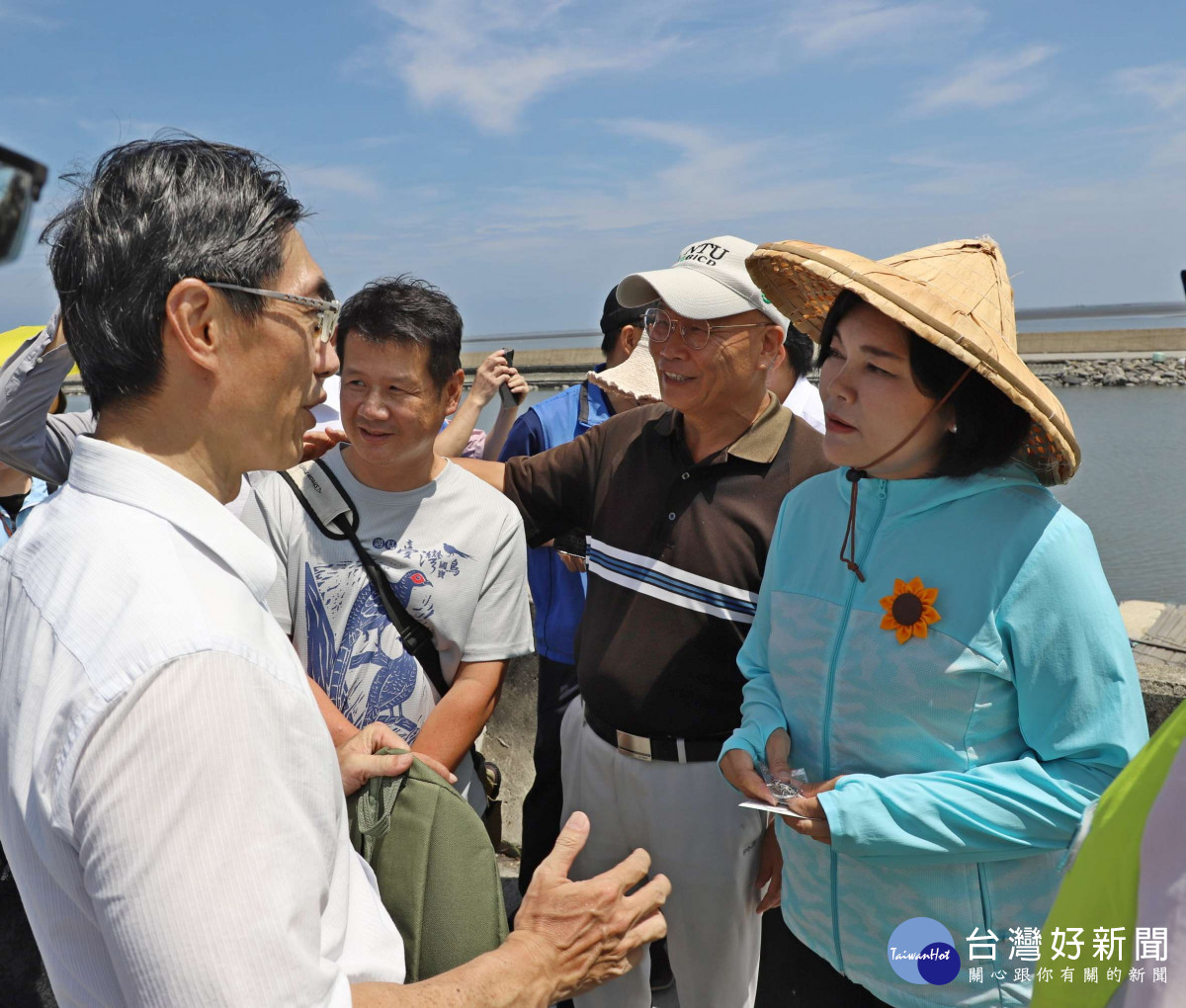 縣長張麗善與中興大學教授施習德及保育人士討論濁水溪出海口生態保育／雲林縣政府提供