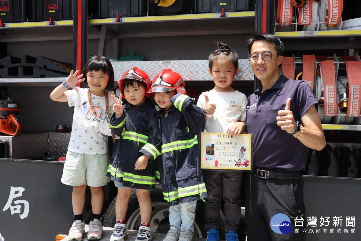 學童穿著兒童版消防員正式裝備，模樣可愛。