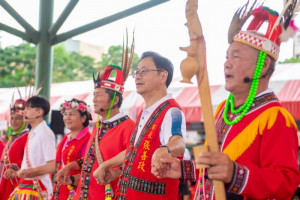 張市長參與豐年祭傳統舞蹈。