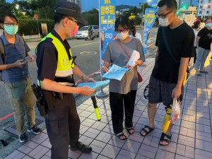 豐原警方發放傳單，向民眾宣導萬安演習注意事項。