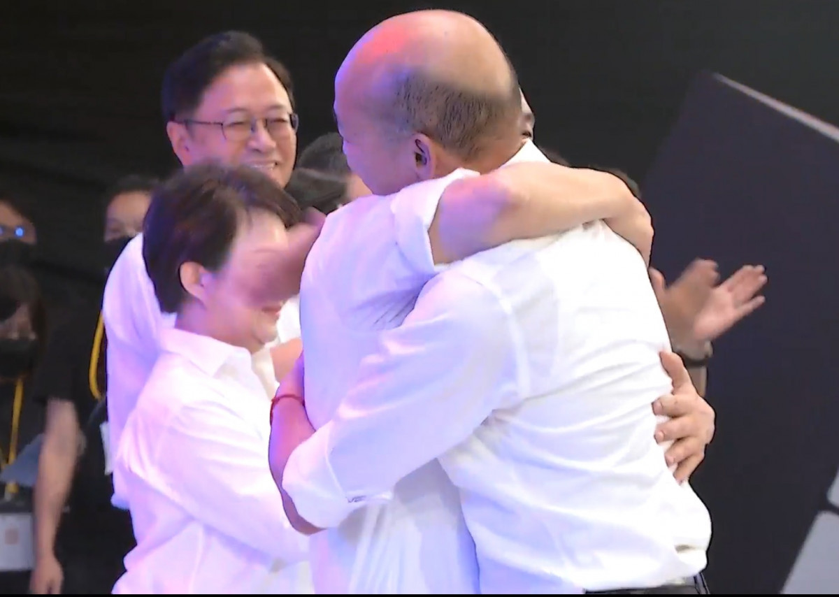 韓國瑜被攬肩、擁抱　侯友宜：「莫忘世上苦人多」一直放在心上