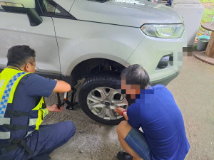 山區汽車爆胎，大溪警協助更換車輪。