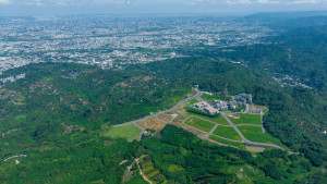 「THE MANOR」基地位於霧峰朝陽國家公園特區內，周圍群山環繞，綠意盎然，離台中市區僅30分鐘車程。圖片由銳宇建設提供