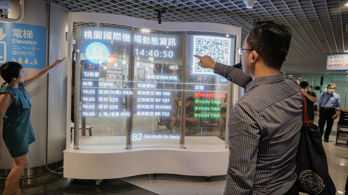 桃園捷運A18站的S型透明顯示屏風。