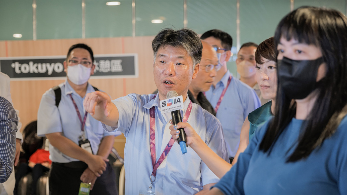 桃園大眾捷運股份有限公司運務處長謝志成講解操作示範。