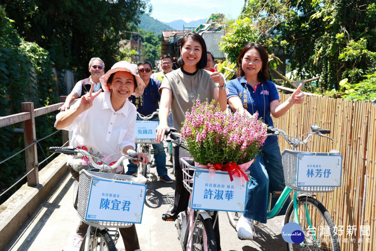 許縣長等人騎乘自行車體驗埔里哲學步道。