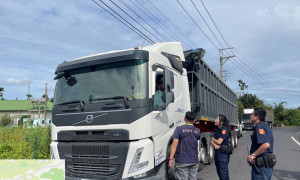 違法載運營建剩餘土石方曳引車遭環保局扣留並重罰／警方提供