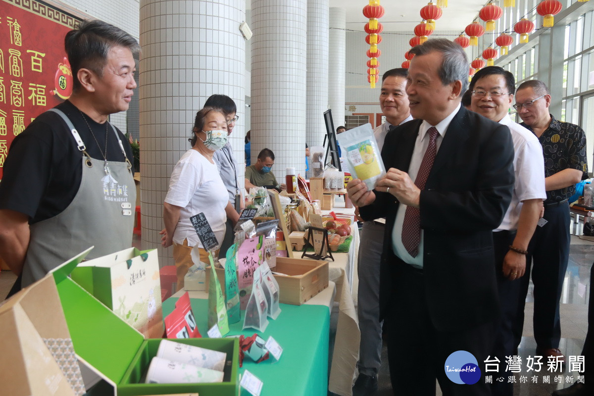 王副縣長參觀展示的在地產品。（記者扶小萍攝）