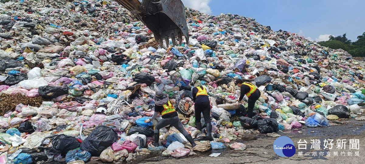 南投清潔隊員在垃圾山中揮汗尋寶。（市公所提供）