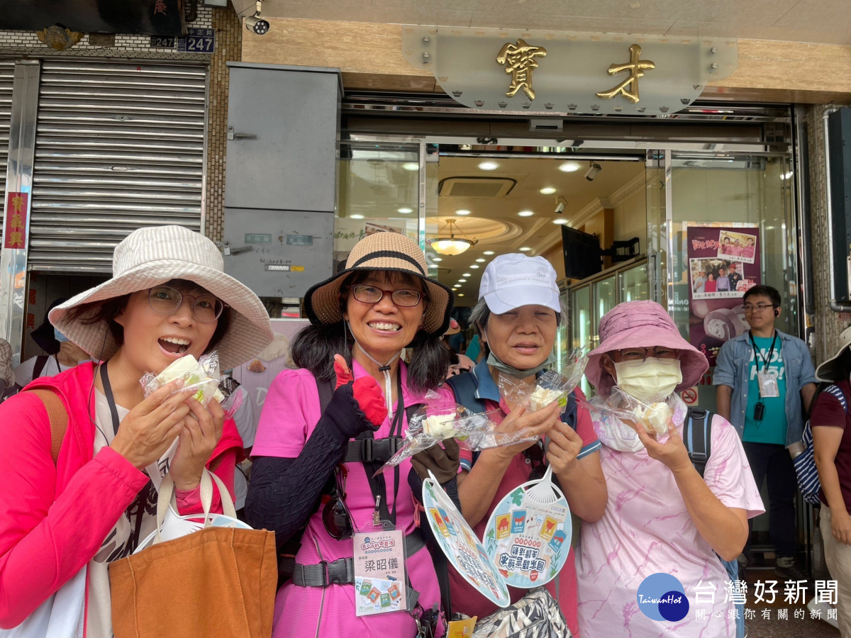 「寶才」糕餅店熱情招待走讀參與者。圖／彰化生活美學館提供