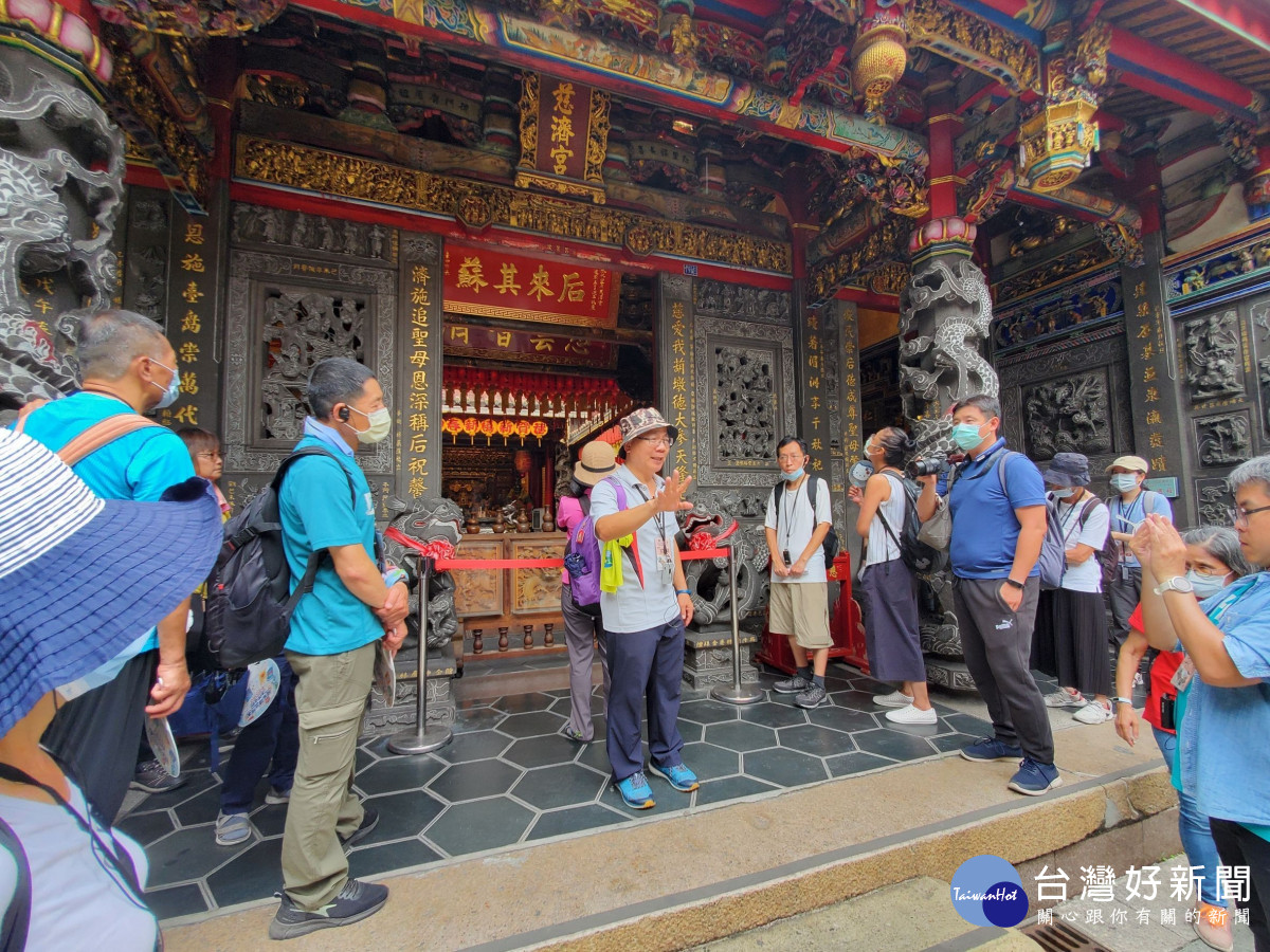 王陸森老師講解豐原慈濟宮與糕餅街的關係。圖／彰化生活美學館