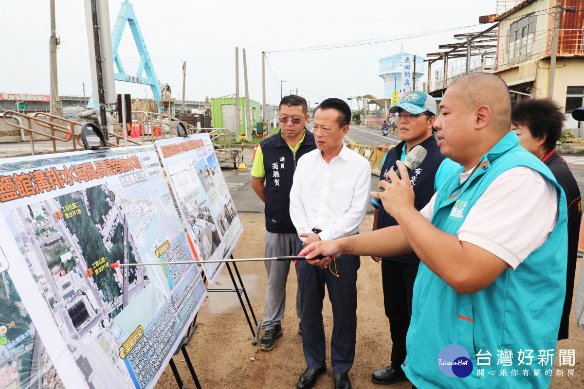 嘉義縣長翁章梁視察布袋鎮海風長堤視察移動式抽水機整備情形／陳致愷翻攝