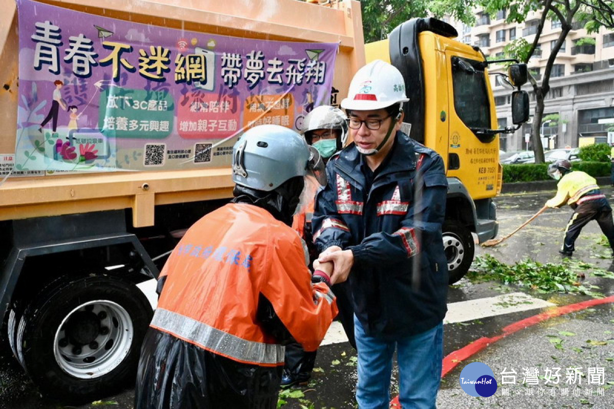 ▲陳其邁慰勞第一線堅守同仁，感謝團隊風雨中努力恢復市容。