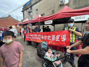 新屋分駐所所長黃愷崇率領同仁於現場辦理婦幼安全、反詐騙等宣導。