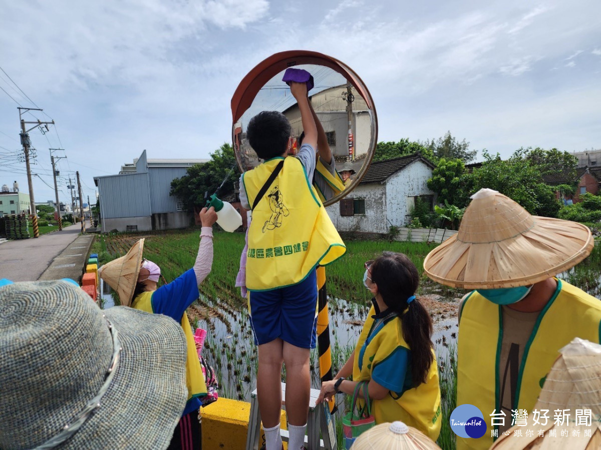 臺中市農會號召129名四健會員、義務指導員及指導員響應擦拭路面反光鏡活動。