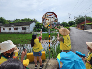 臺中市農會號召129名四健會員、義務指導員及指導員響應擦拭路面反光鏡活動。