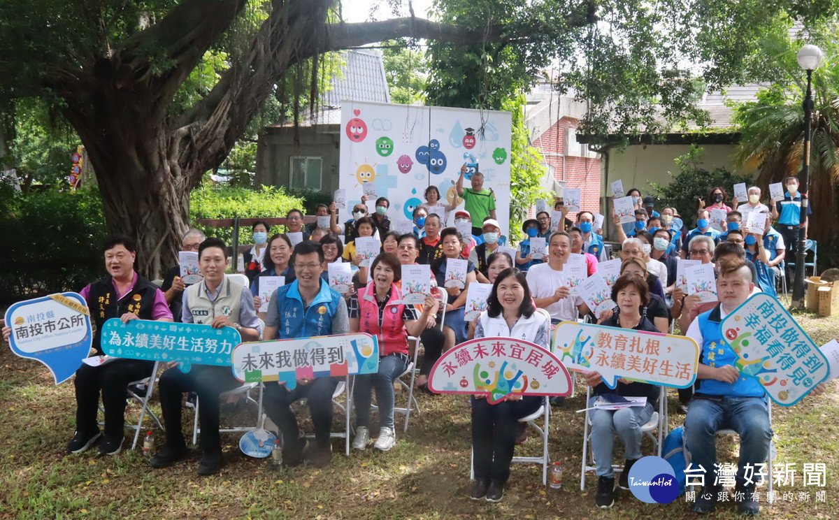 市代會張主席與多位代表里長等都出席相挺張市長。（記者扶小萍攝）