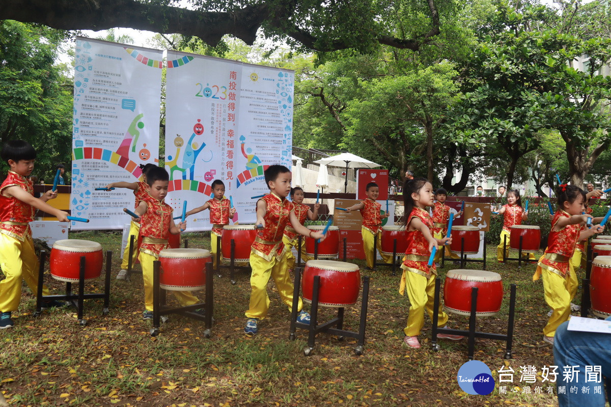 幼兒園小朋友揭序幕。（記者扶小萍攝）