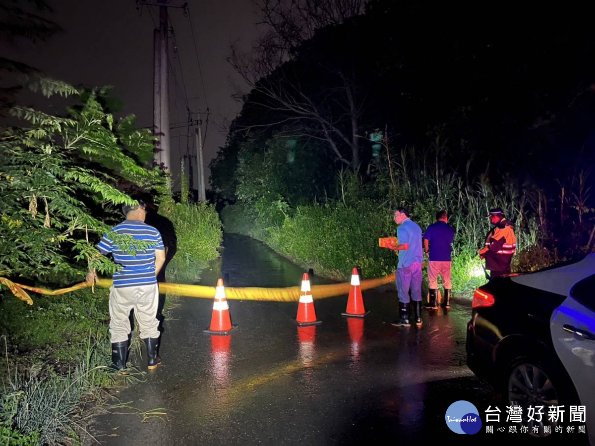 颱風期間民雄分局成立災害應變小組，協助派員管制、排除障礙，維護民眾生命財產安全／警方提供