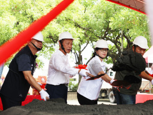 嘉義縣兒少家庭福利館新建工程今天上午由縣長翁章梁主持動土祈福典禮儀式／嘉義縣府提供