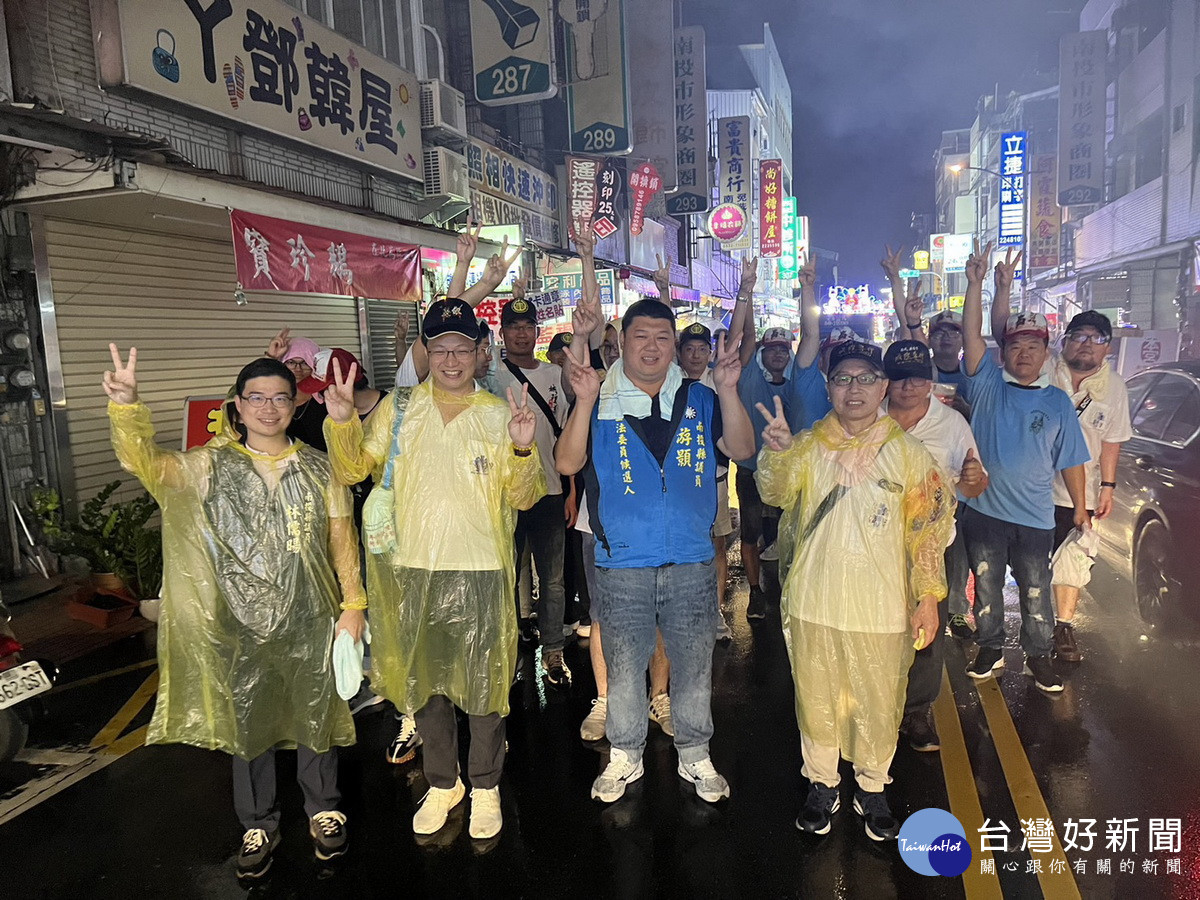 市長張嘉哲與立委參選人游顥也都與信眾一同步行遶境。（游顥服務處提供）