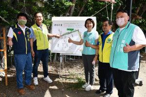 林世賢市長和黃秀芳立委等人為台化街雨水下水道工程得以開工感到欣慰。圖／記者鄧富珍攝