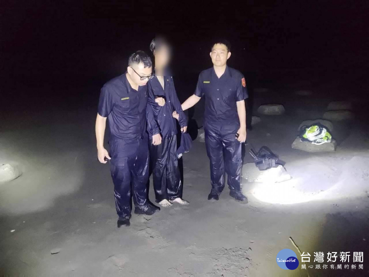 台西警卸下裝備衝到海裡將男子成功救起／警方提供