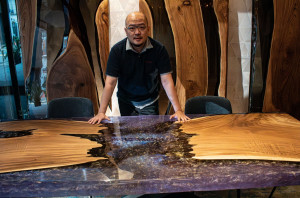 老闆張啟慰與紫金王朝河流桌合照。