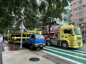 桃園市交通意外，起重機翻覆壓毀小貨車。