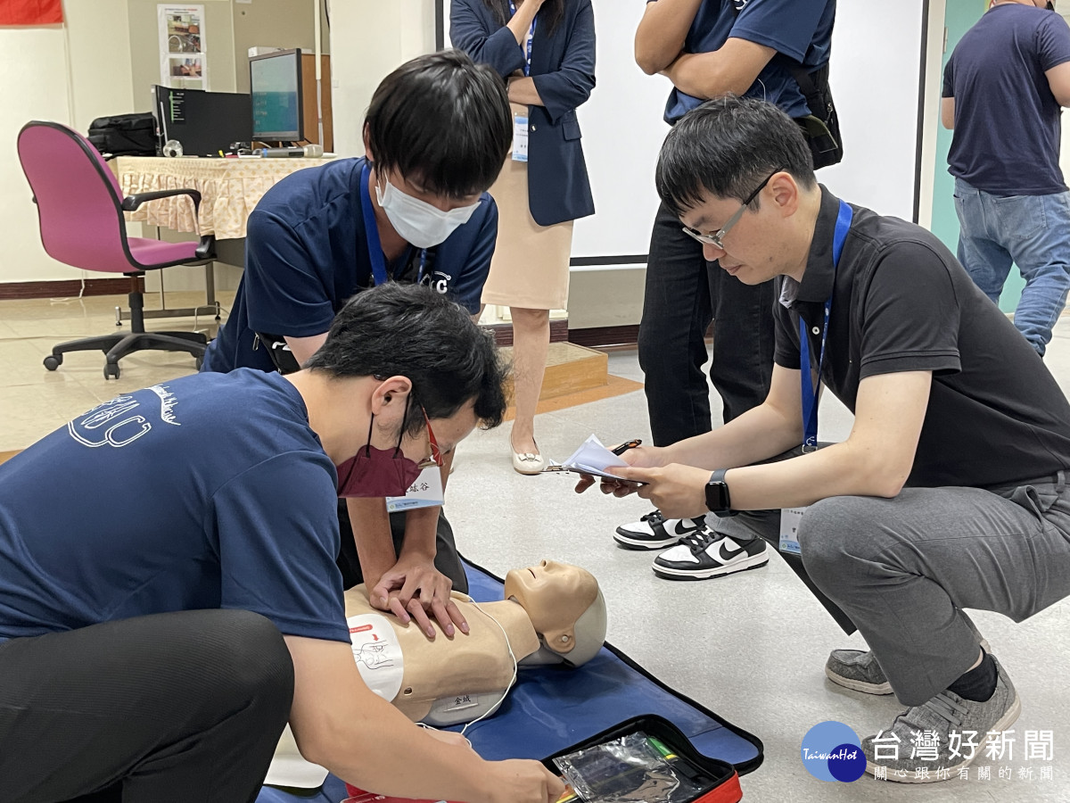 童綜合醫院醫師帶領中興大學醫學系學生到金門衛生局進行基本救命術(BLS)實作教學。