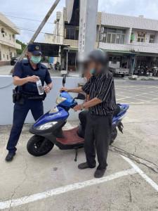 失智翁騎機車迷路，崙豐派出所警員通知家屬接回／台西警分局提供